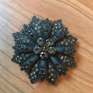 Brooch pin of flower with studs